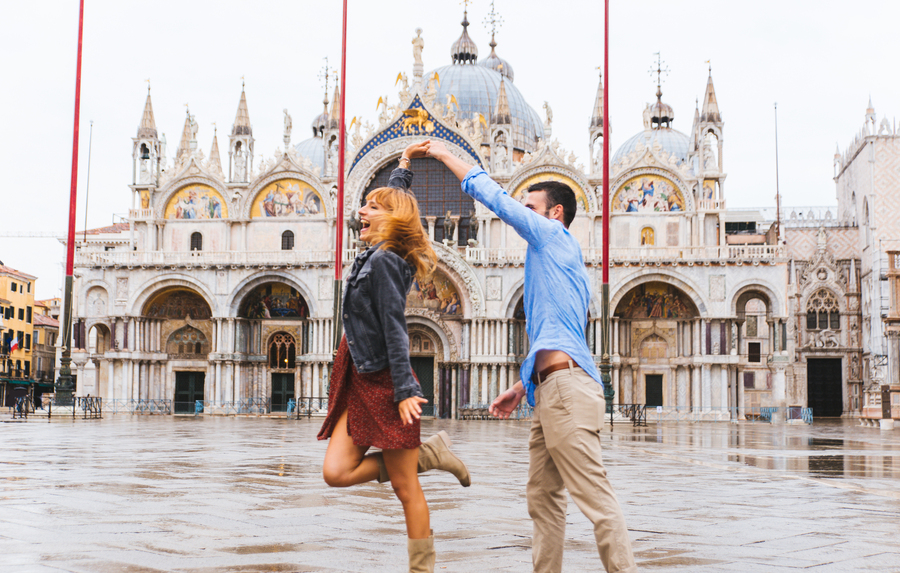 couple travelling in venice italy 2021 09 01 17 52 25 utc